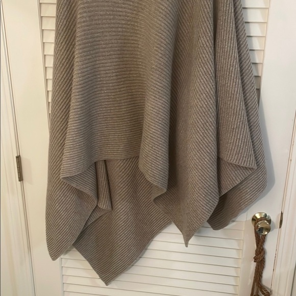 The Row Romie Top Beige Chunky Knit Shrug Poncho Size M/L NWT - Picture 7 of 13